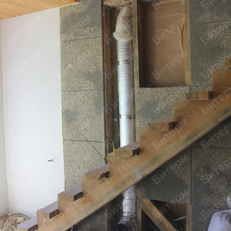 Монтаж системы каналов для воздушного теплового насоса 81-vozle-lestnicy