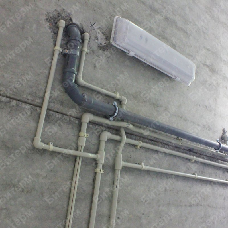 Разводка труб отопления по потолку подвала 23-truboprovody-pod-potolkom