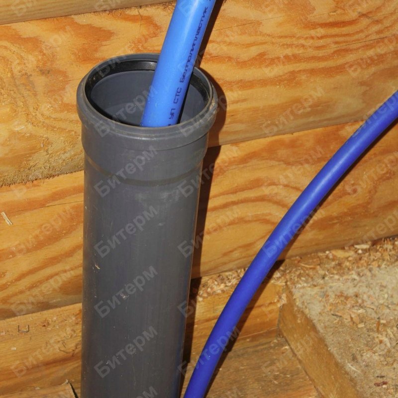 Подвод к дому трубы из скважины 14