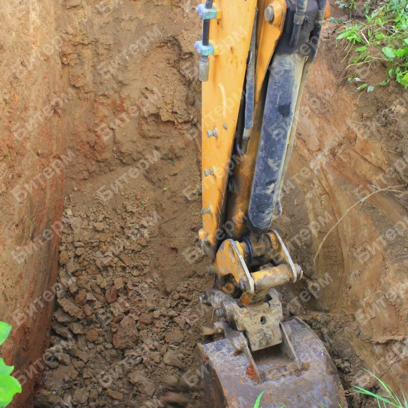 Рытье ямы для установки бетонных колодцев 17