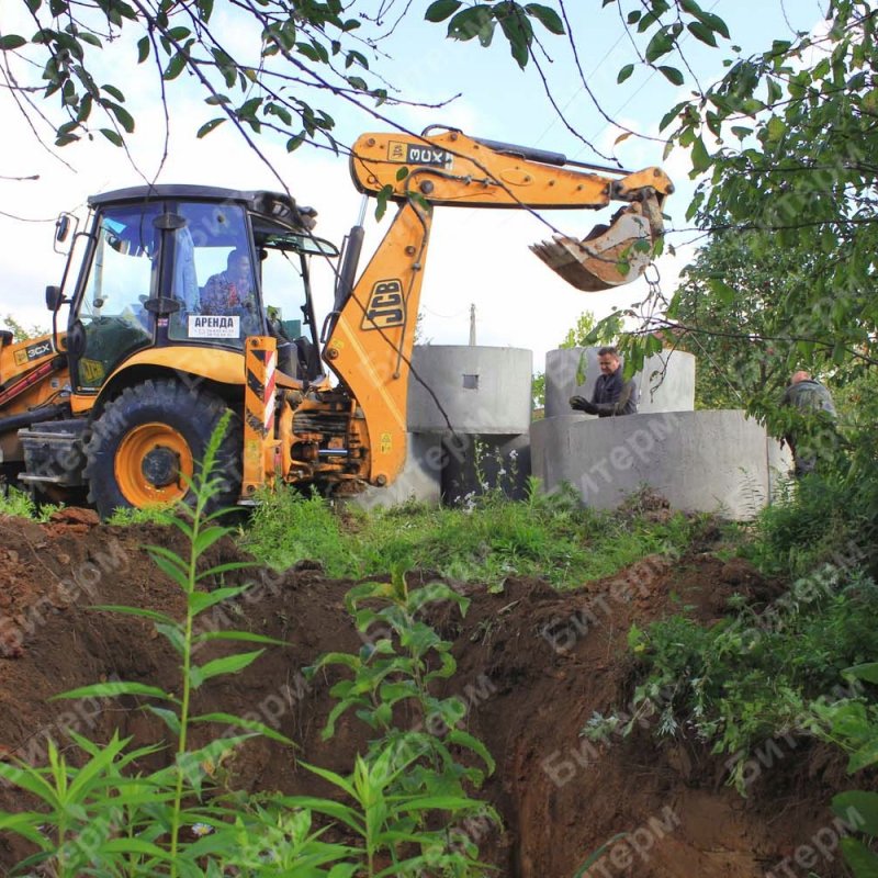 Установка бетонных колец с помощью экскаватора 20