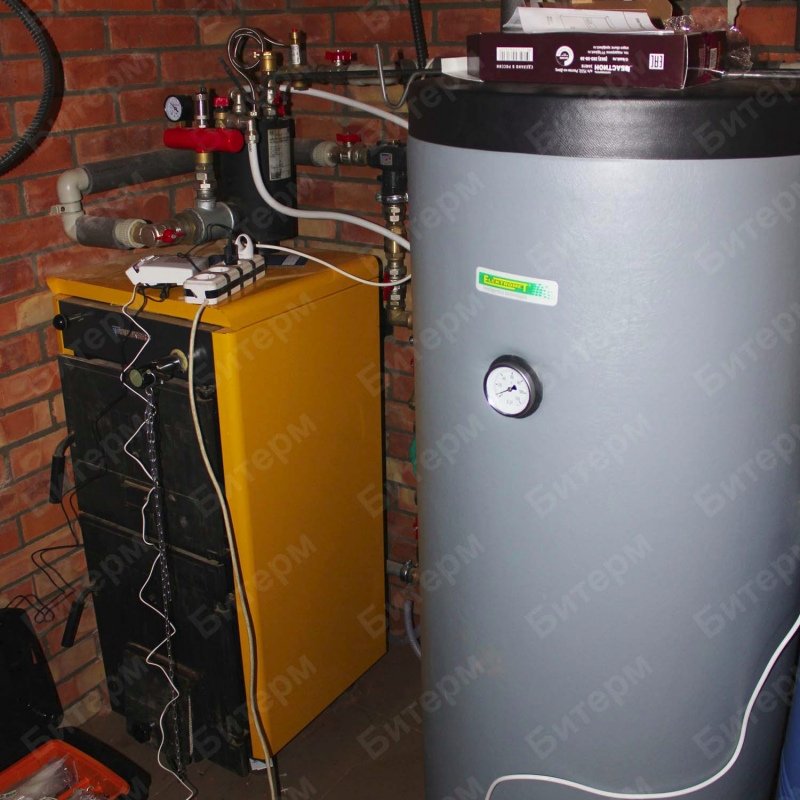 Чугунный твердотопливный котел Junkers и бойлер Elektromet 46