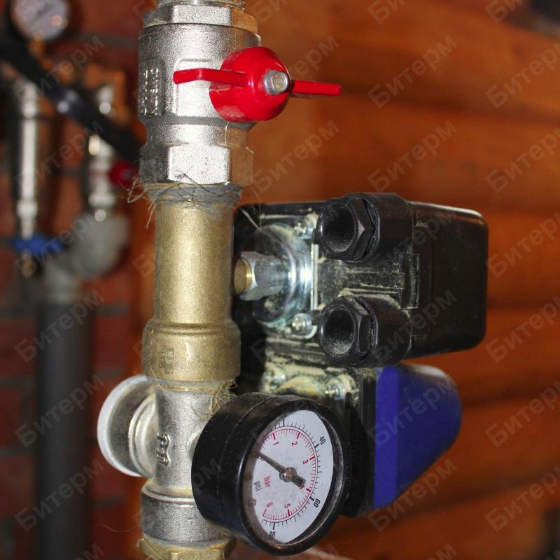 Реле давления с манометром на расширительном баке 67