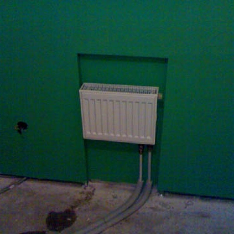 Стальной радиатор Kermi в нише 79