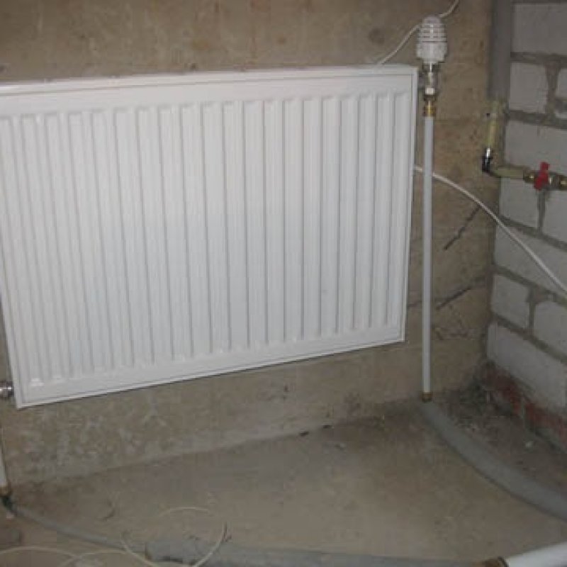 Стальной радиатор с боковым подключением и тремоголовкой 89