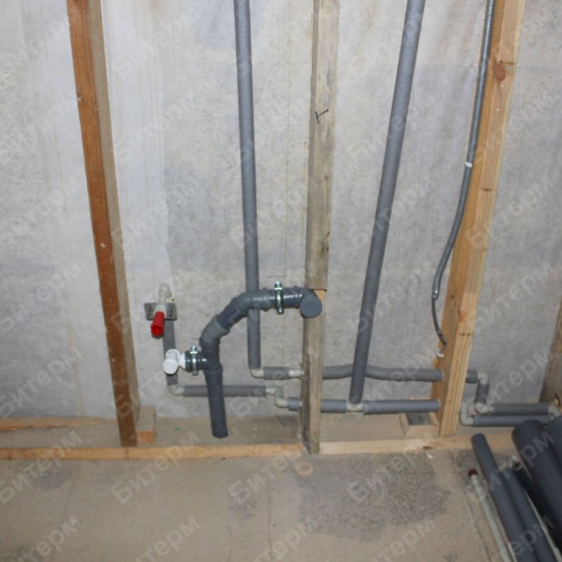 Монтаж труб в ванной комнате частного дома 20-vanna