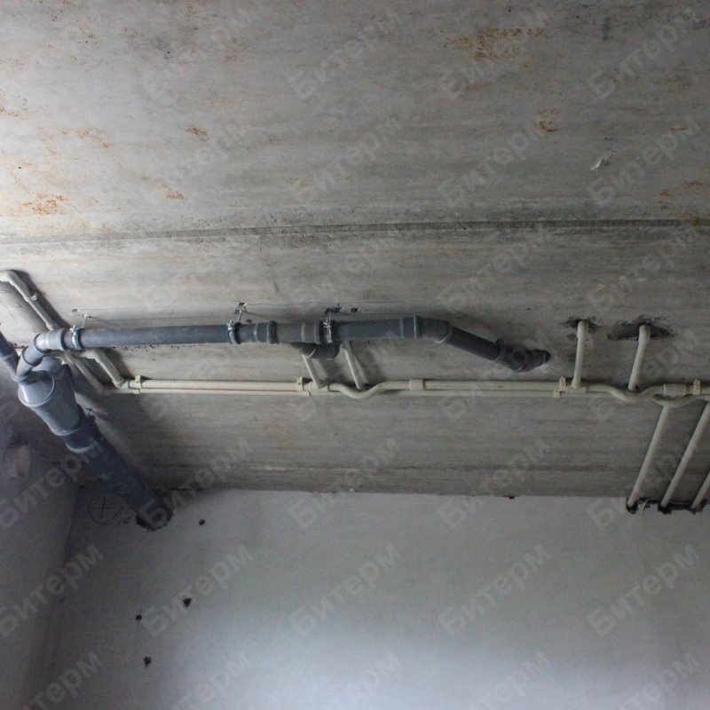 Монтаж трубопроводов на потолке дома 29-truby