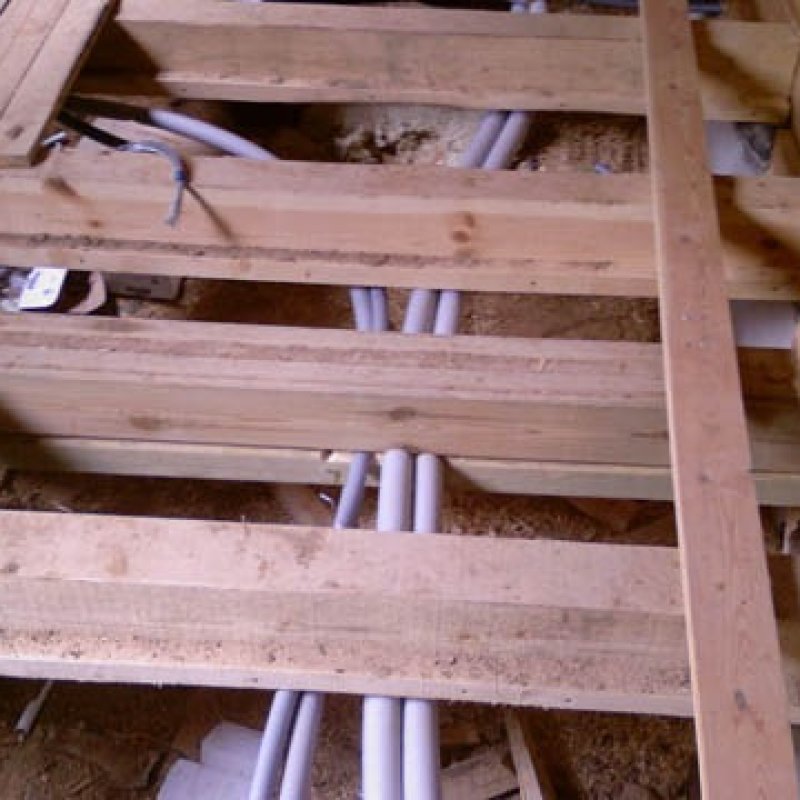 Монтаж труб отопления в полу деревянного дома 31