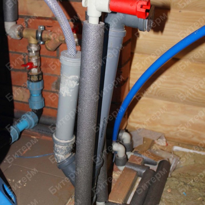 Трубы отопления и водоснабжения дома 65