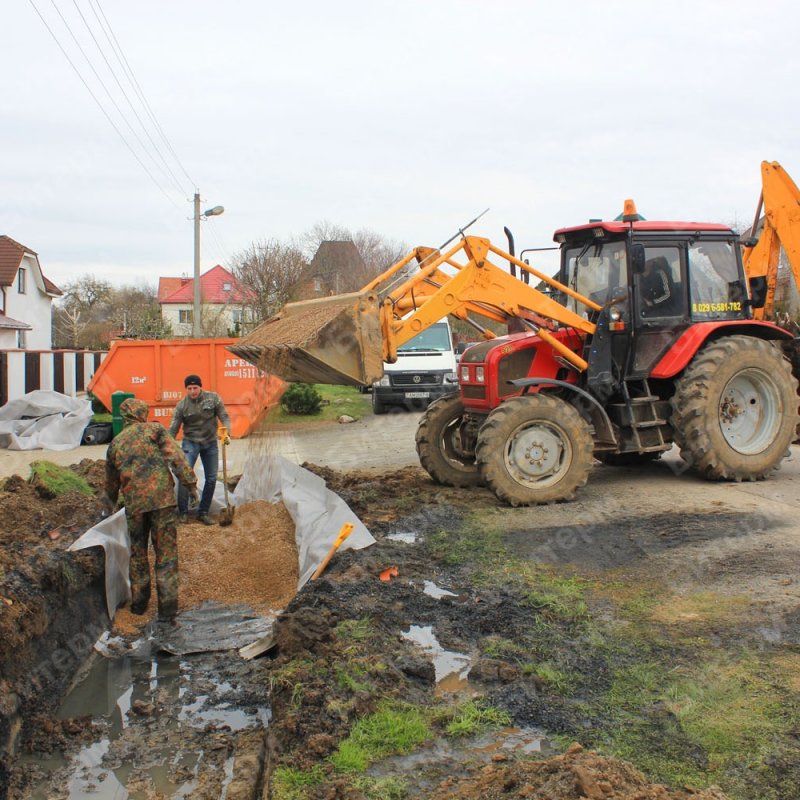 Засыпка гравия в траншею  23-ekskavator