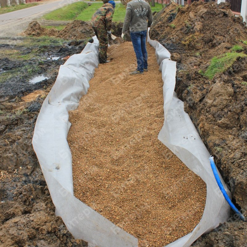 Монтаж насыпи для впитывания канализационной воды 28-pole-filtracii