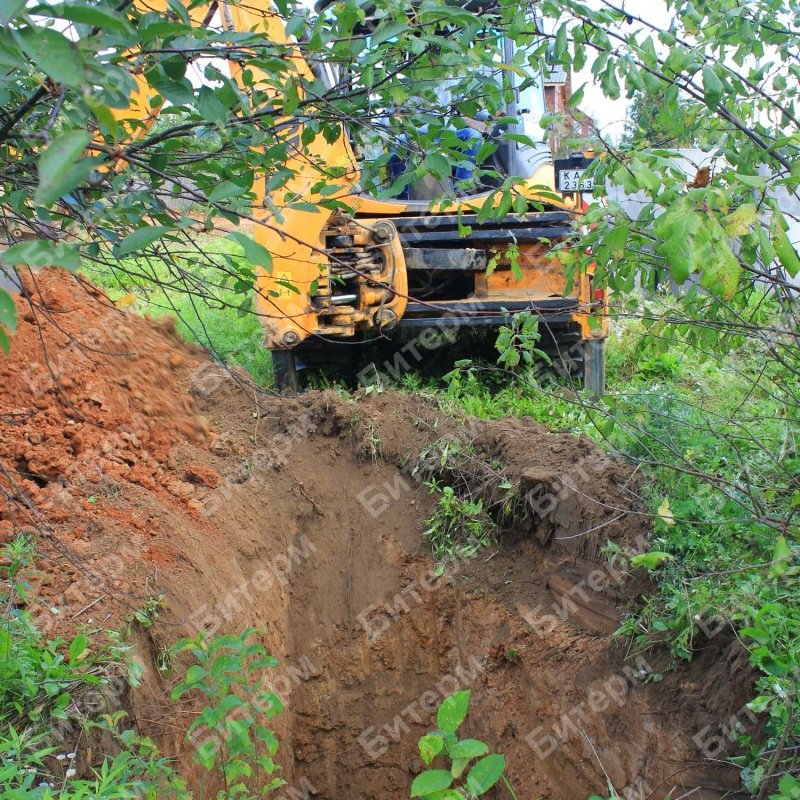 Установка бетонных колец с помощью экскаватора 19