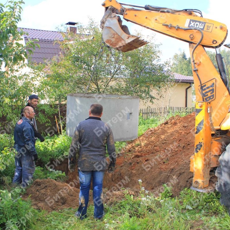 Первый канализационный колодец из трех колец 25